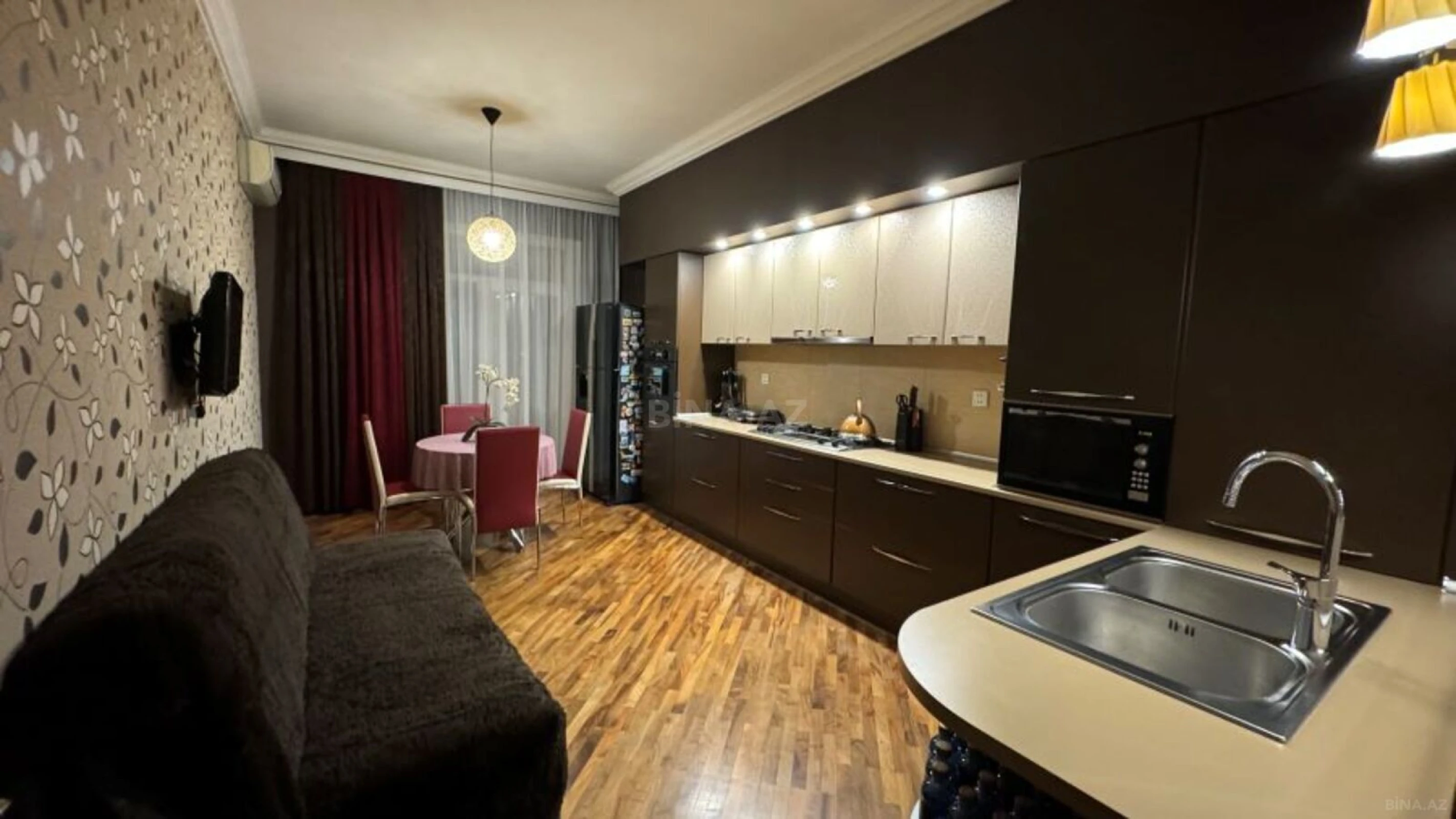 Satılır 3 otaqlı mənzil 121 m²