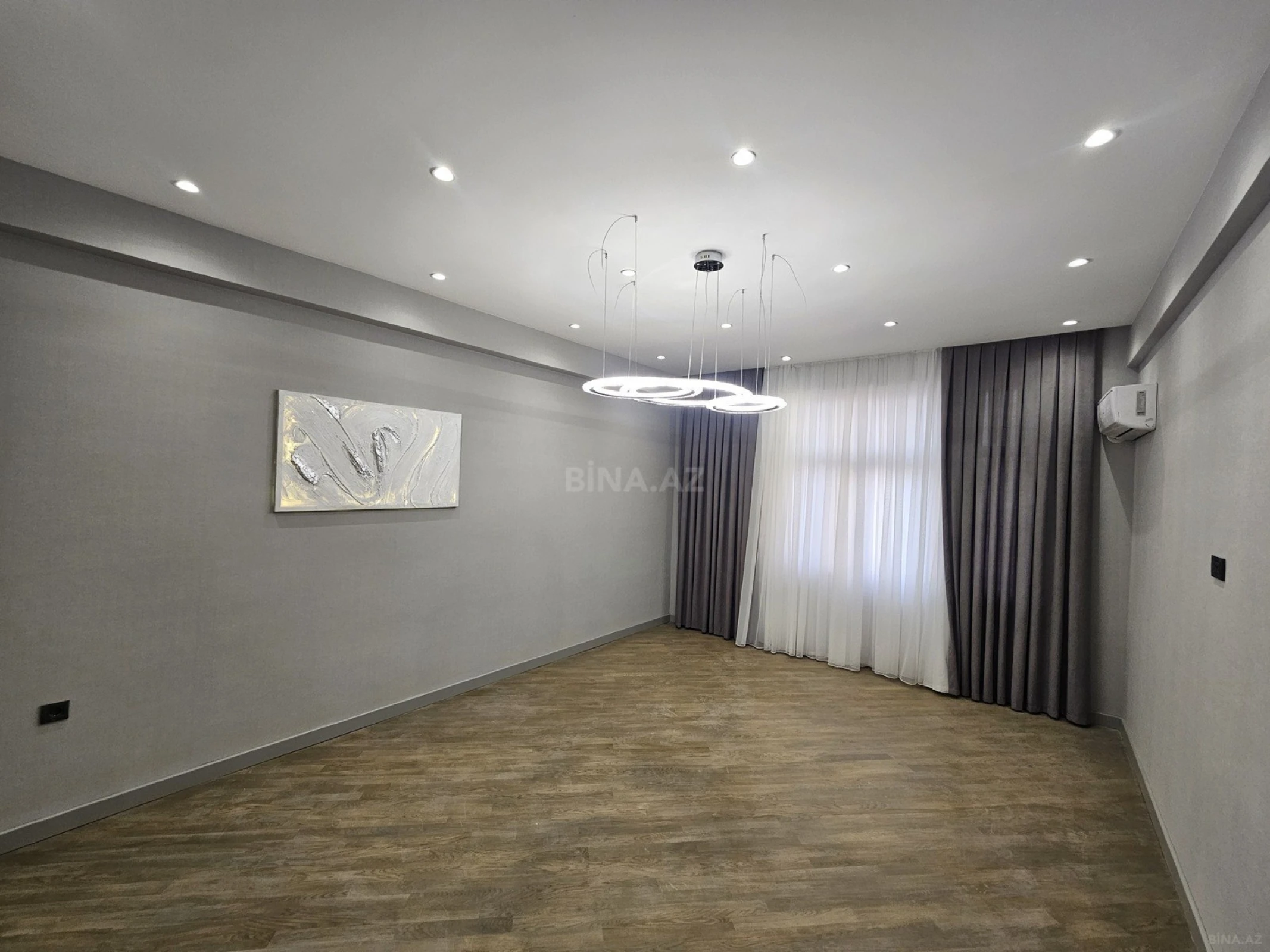 Satılır 2 otaqlı mənzil 106 m²