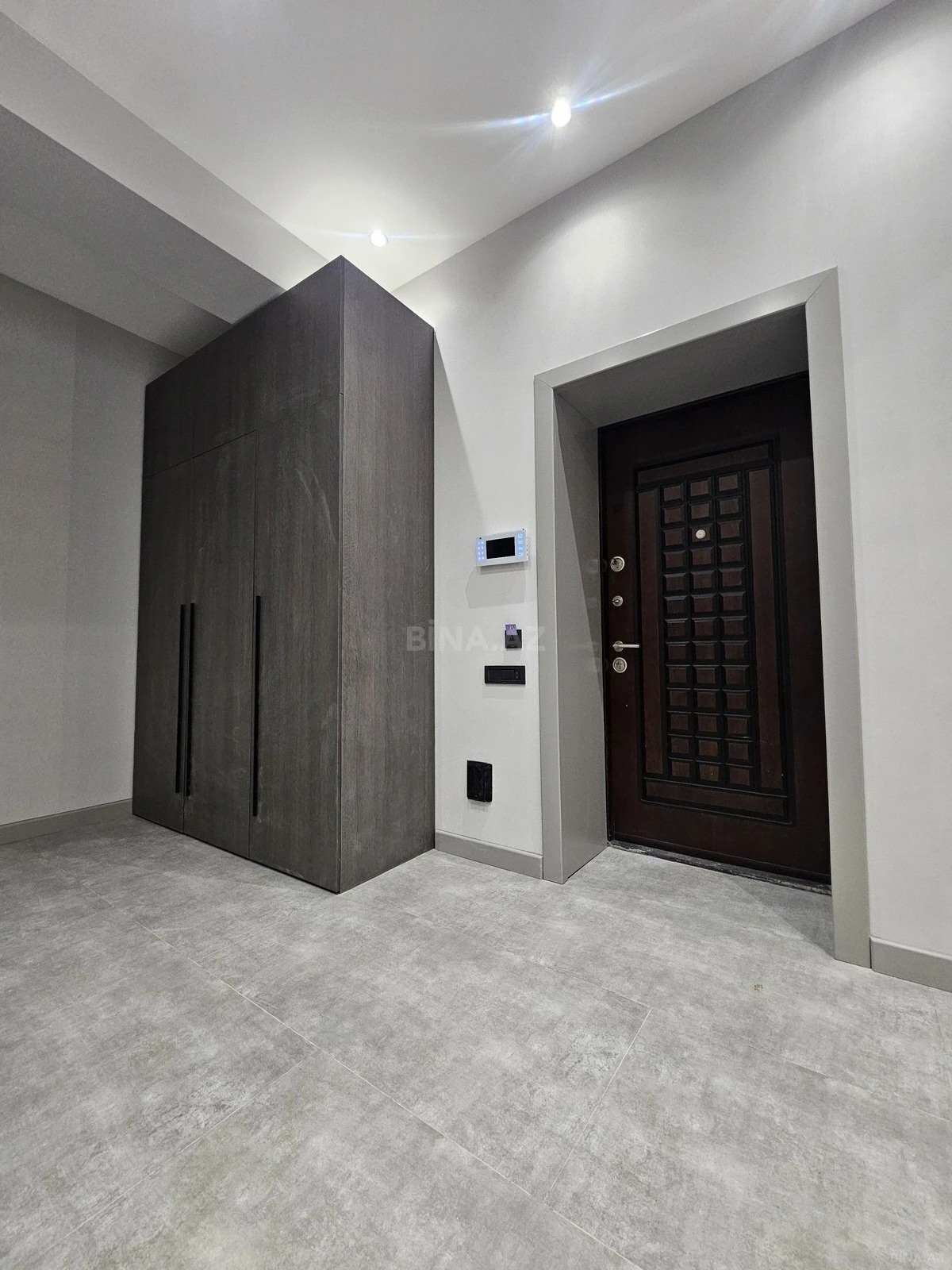 Satılır 2 otaqlı mənzil 106 m²