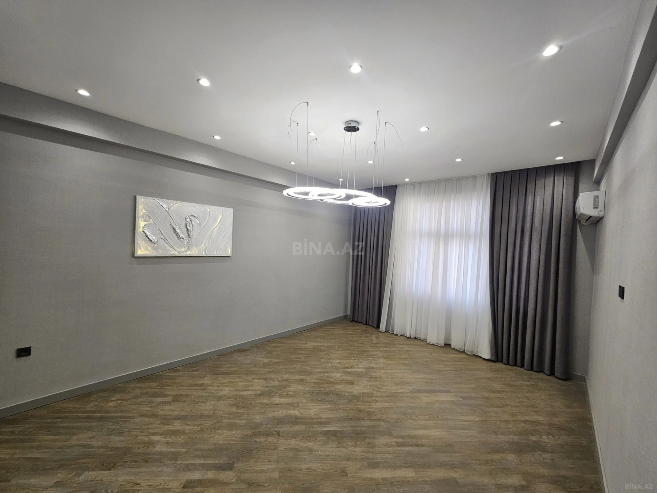 Satılır 2 otaqlı mənzil 106 m²