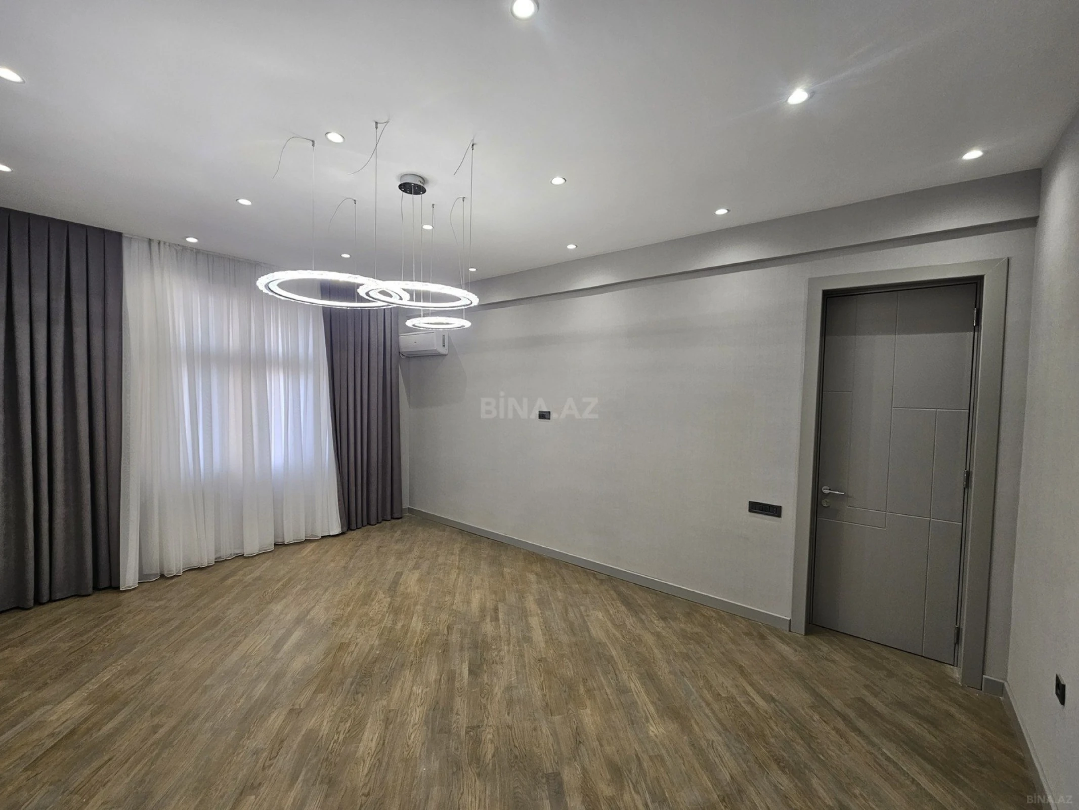 Satılır 2 otaqlı mənzil 106 m²