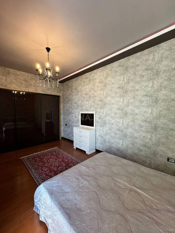 Satılır 3 otaqlı mənzil 162 m²