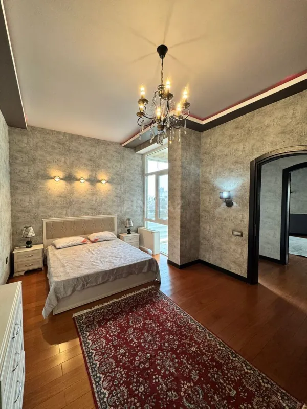 Satılır 3 otaqlı mənzil 162 m²