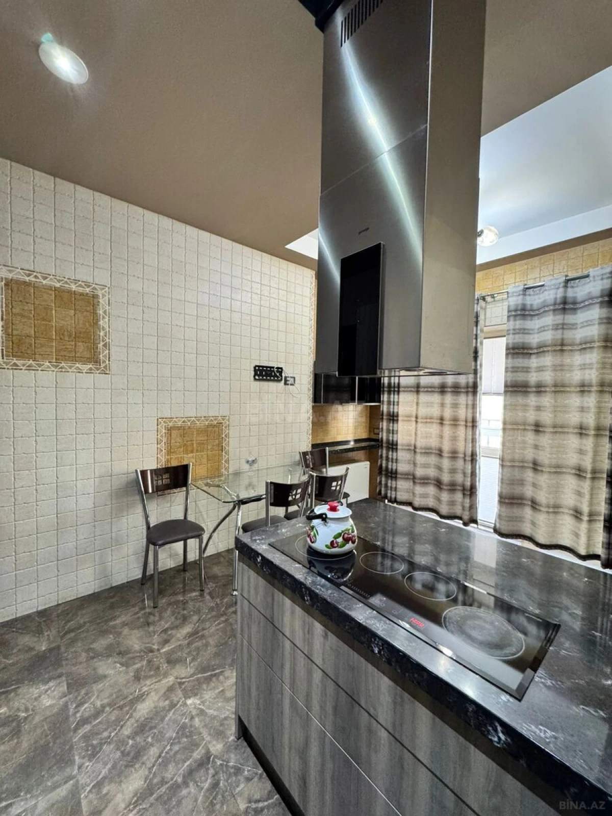 Satılır 3 otaqlı mənzil 162 m²