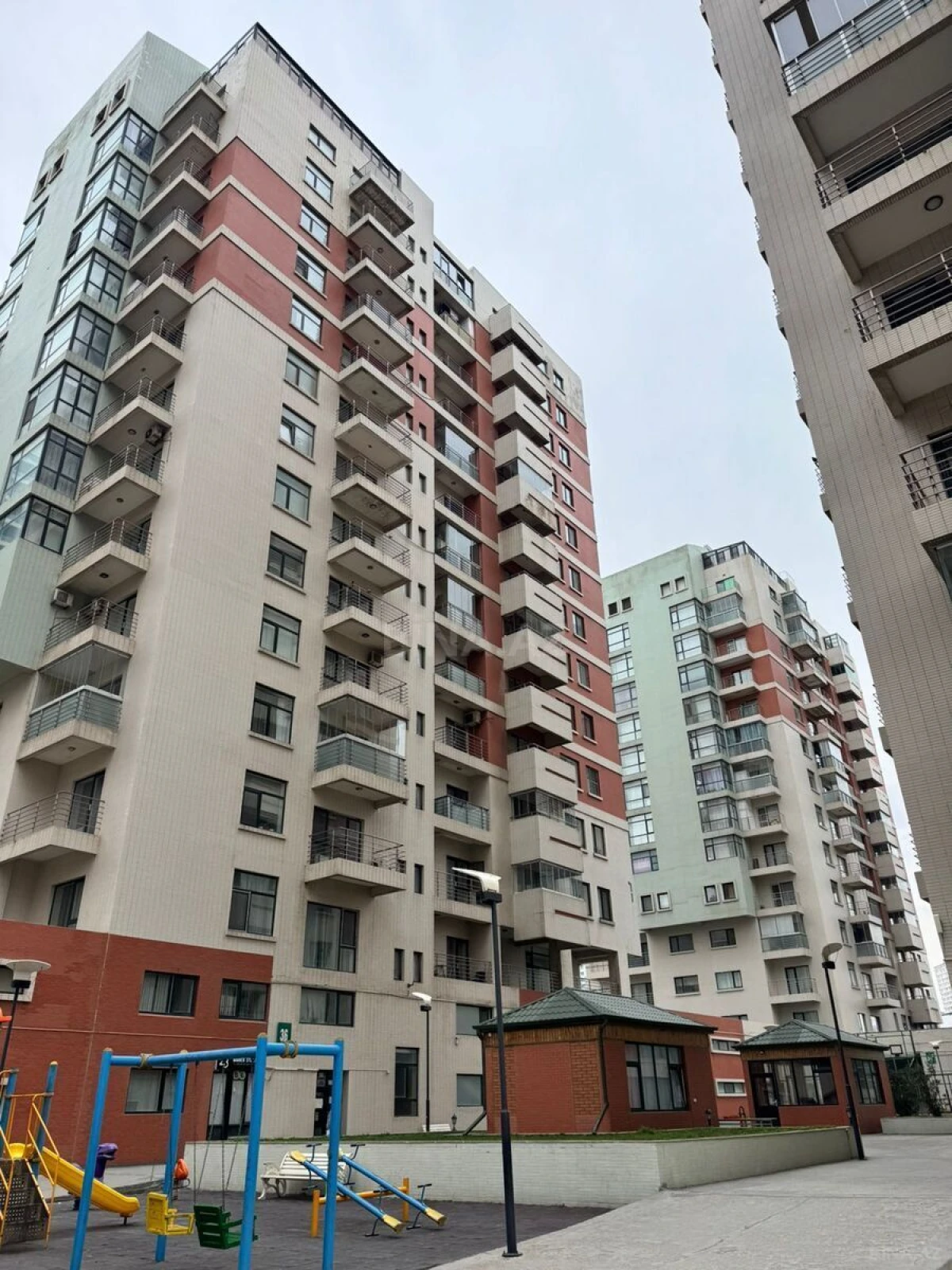 Satılır 3 otaqlı mənzil 162 m²