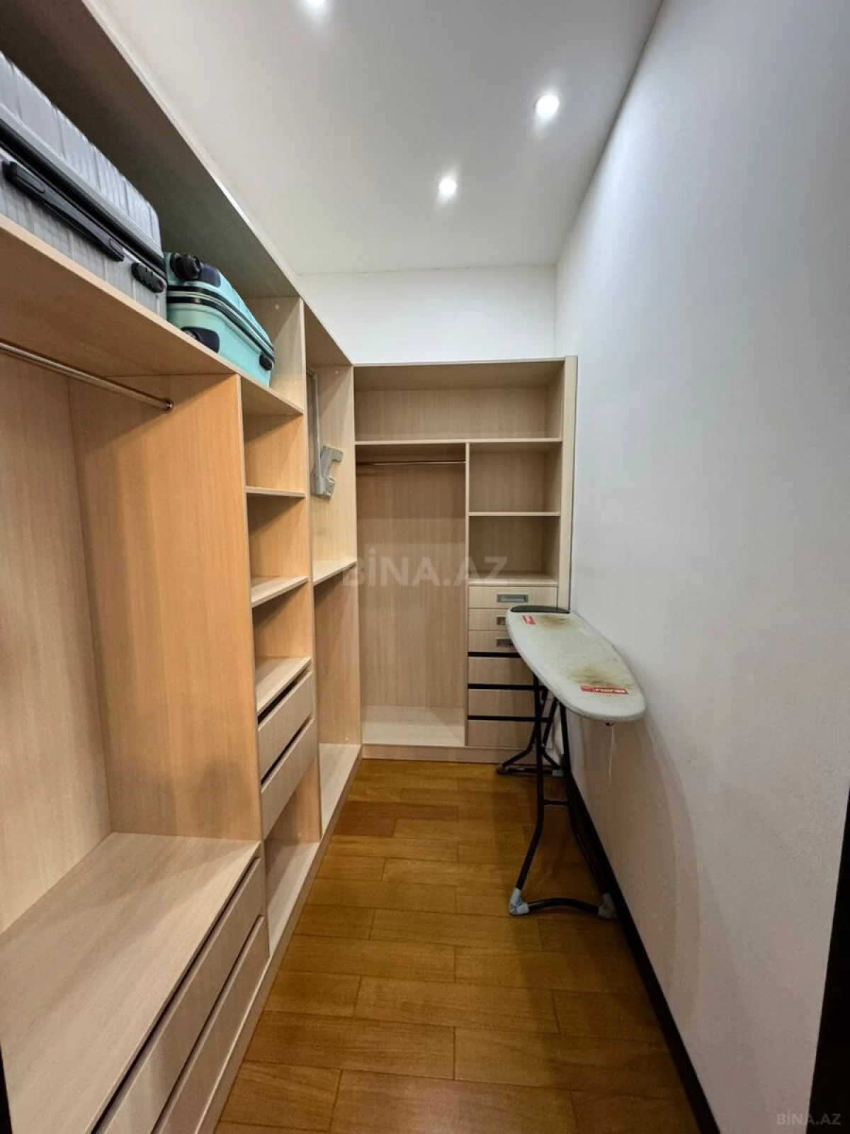 Satılır 3 otaqlı mənzil 162 m²