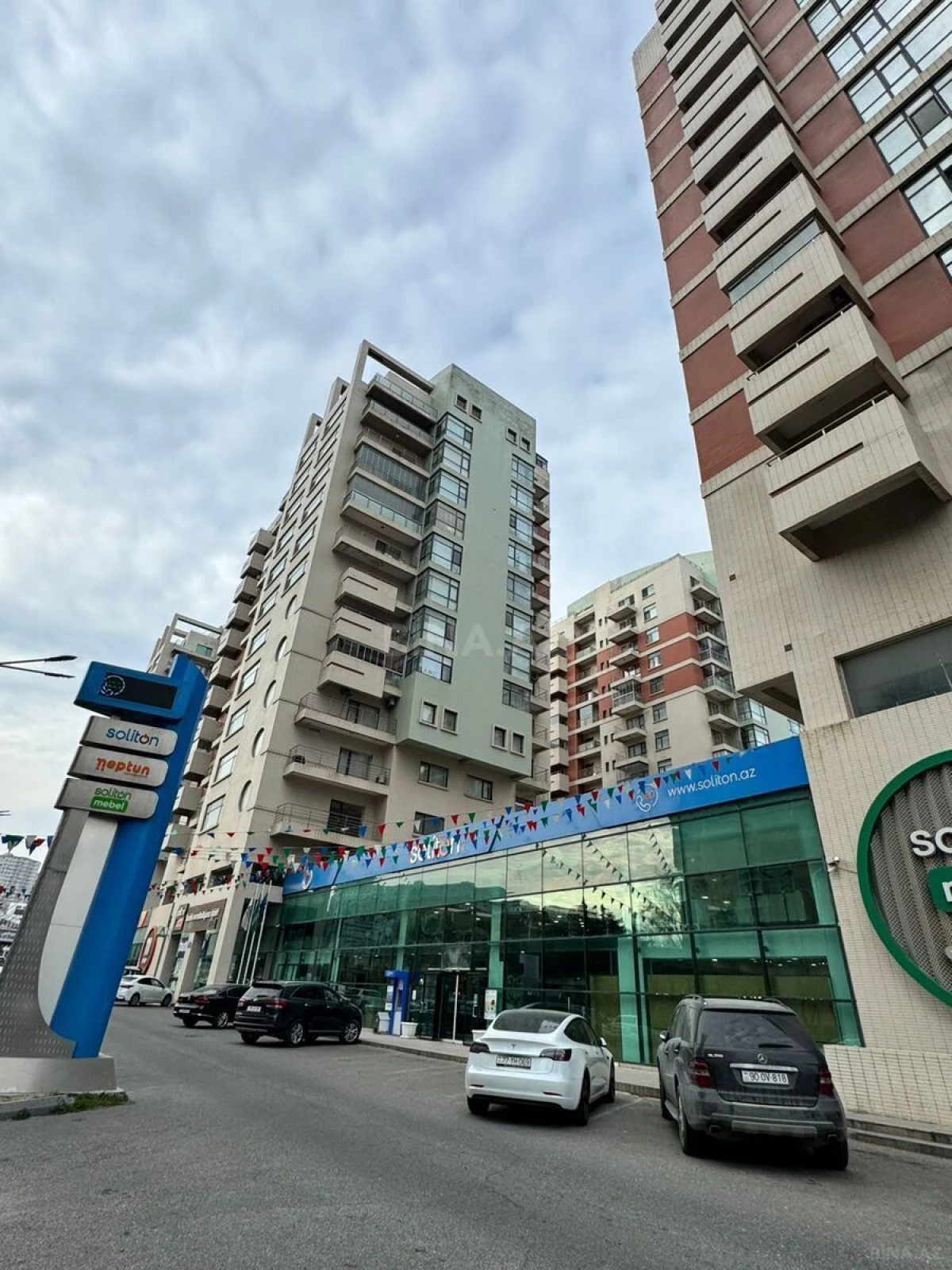 Satılır 3 otaqlı mənzil 162 m²