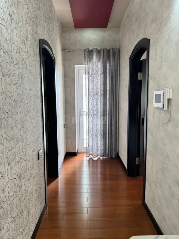 Satılır 3 otaqlı mənzil 162 m²