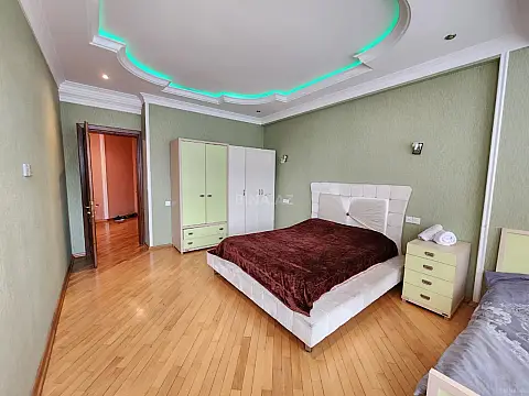 Kirayə verilir 2 otaqlı mənzil 115 m²