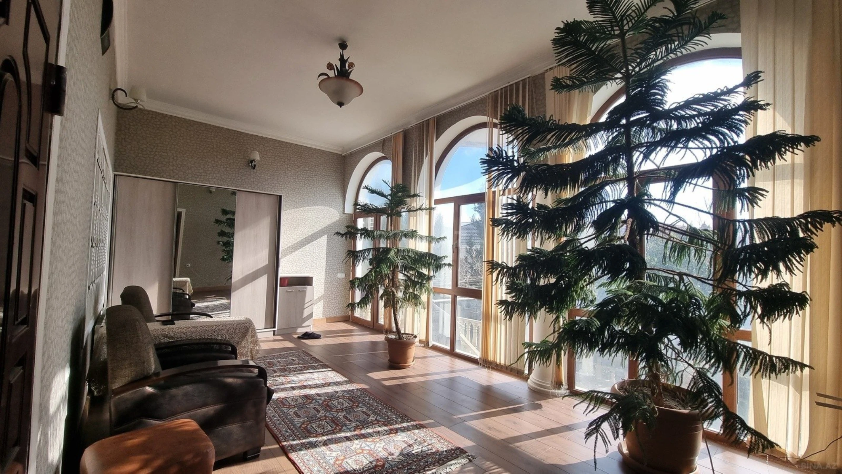 Satılır 10 otaqlı həyət evi 408 m²