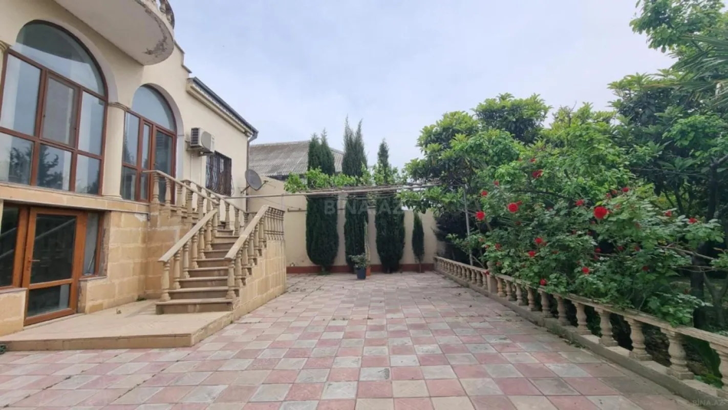 Satılır 10 otaqlı həyət evi 408 m²
