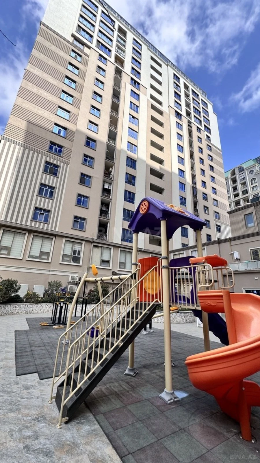 Satılır 3 otaqlı mənzil 158 m²