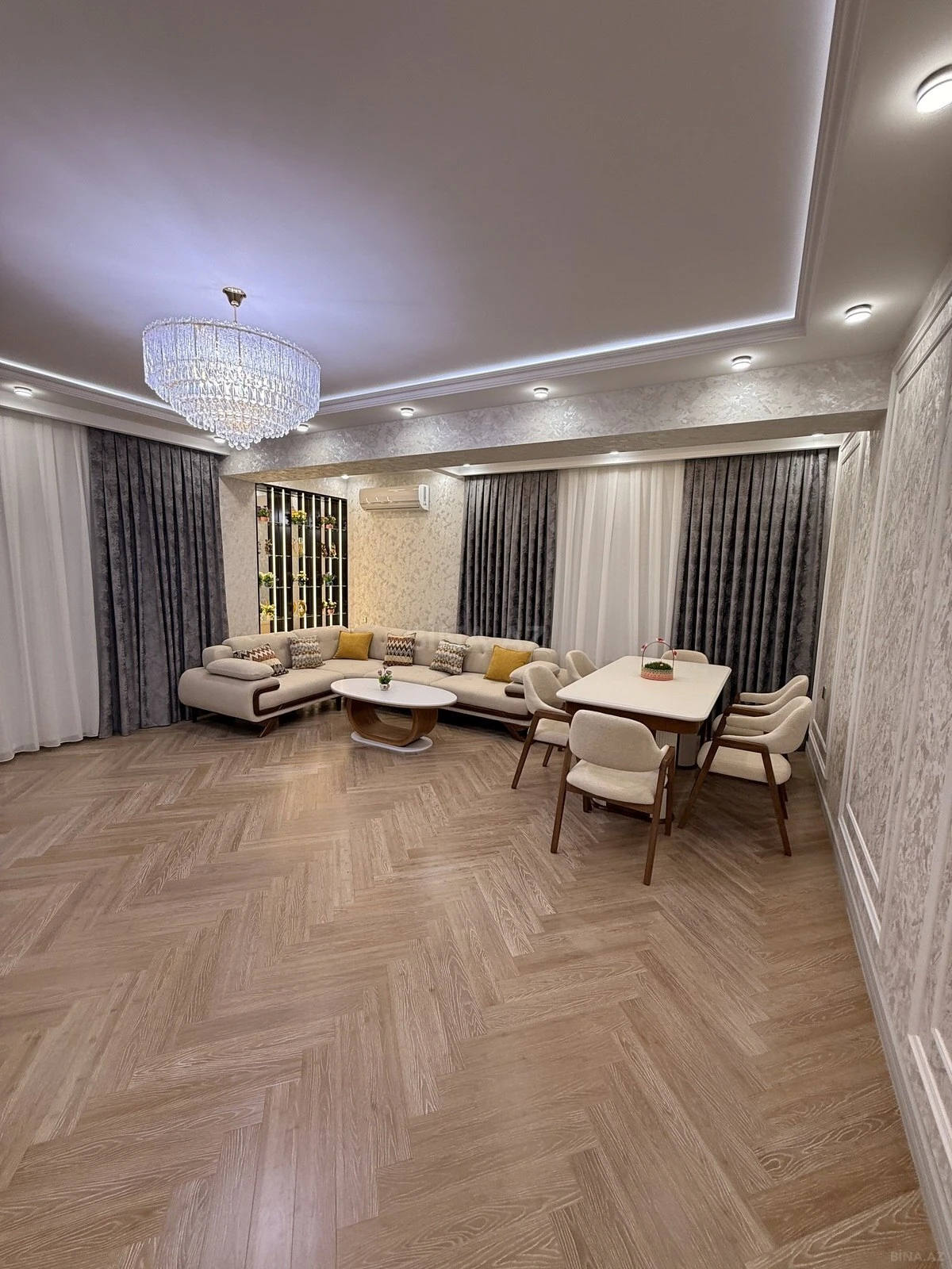 Satılır 3 otaqlı mənzil 158 m²