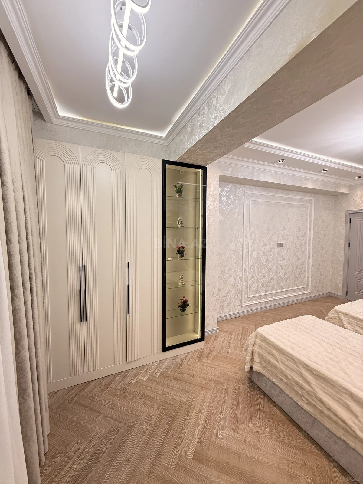 Satılır 3 otaqlı mənzil 158 m²