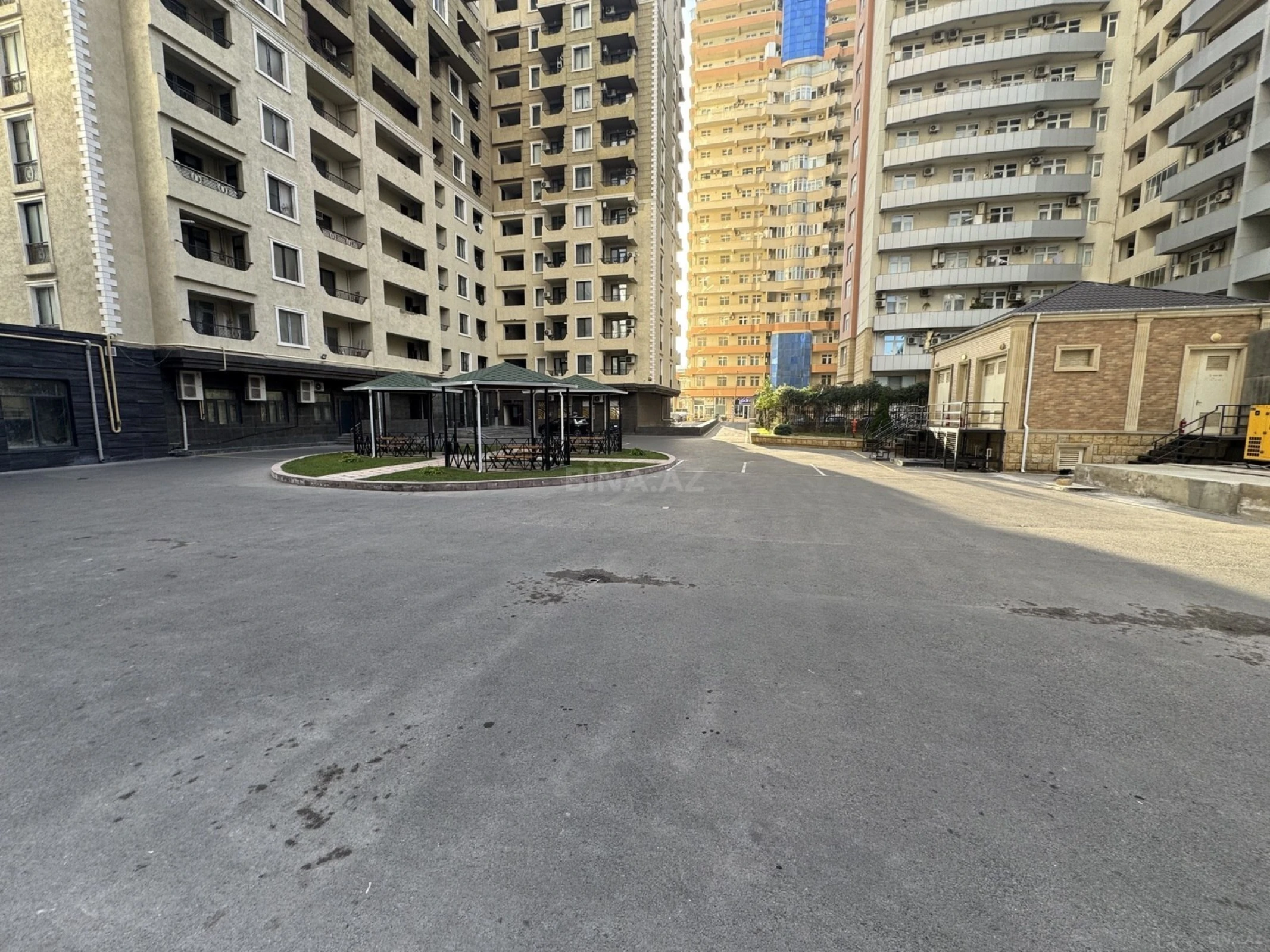Satılır 4 otaqlı mənzil 146 m²