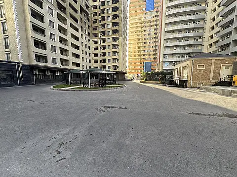 Satılır 4 otaqlı mənzil 146 m²