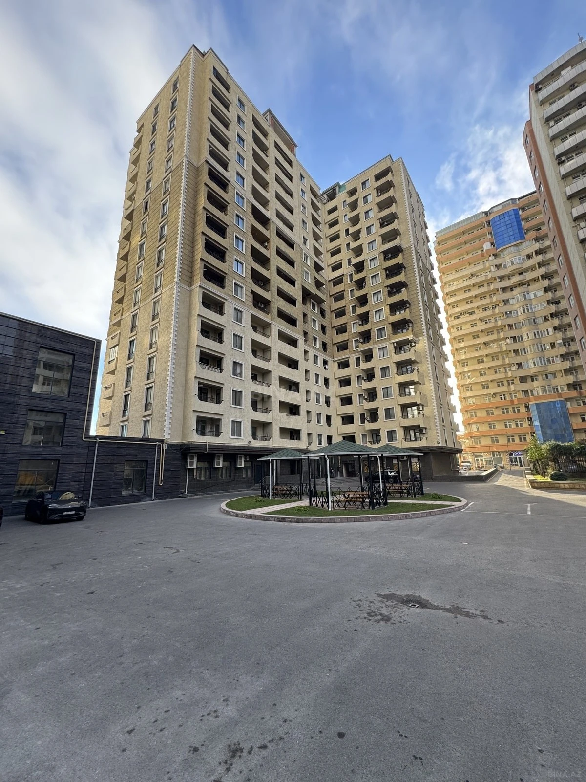 Satılır 4 otaqlı mənzil 146 m²