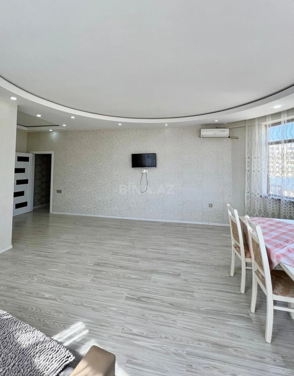 Kirayə verilir 2 otaqlı mənzil 81 m²