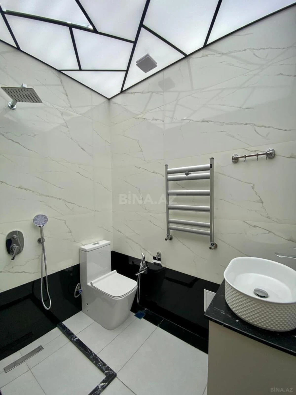 Satılır 4 otaqlı mənzil 150 m²