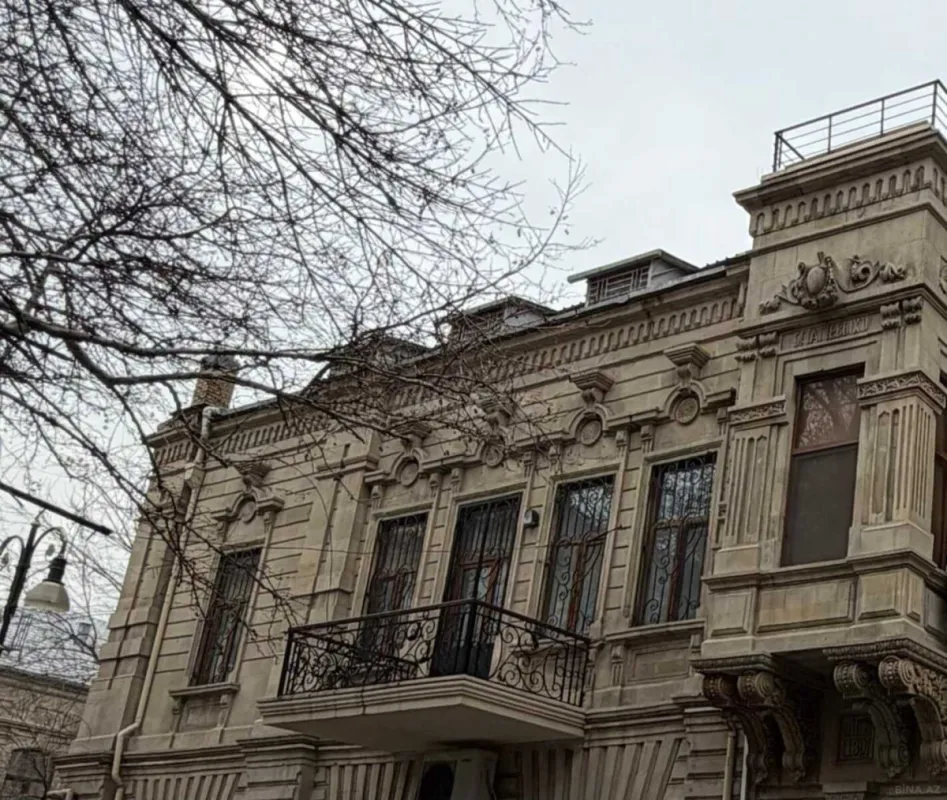 Satılır 7 otaqlı mənzil 450 m²