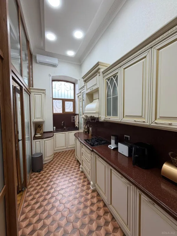 Satılır 7 otaqlı mənzil 450 m²