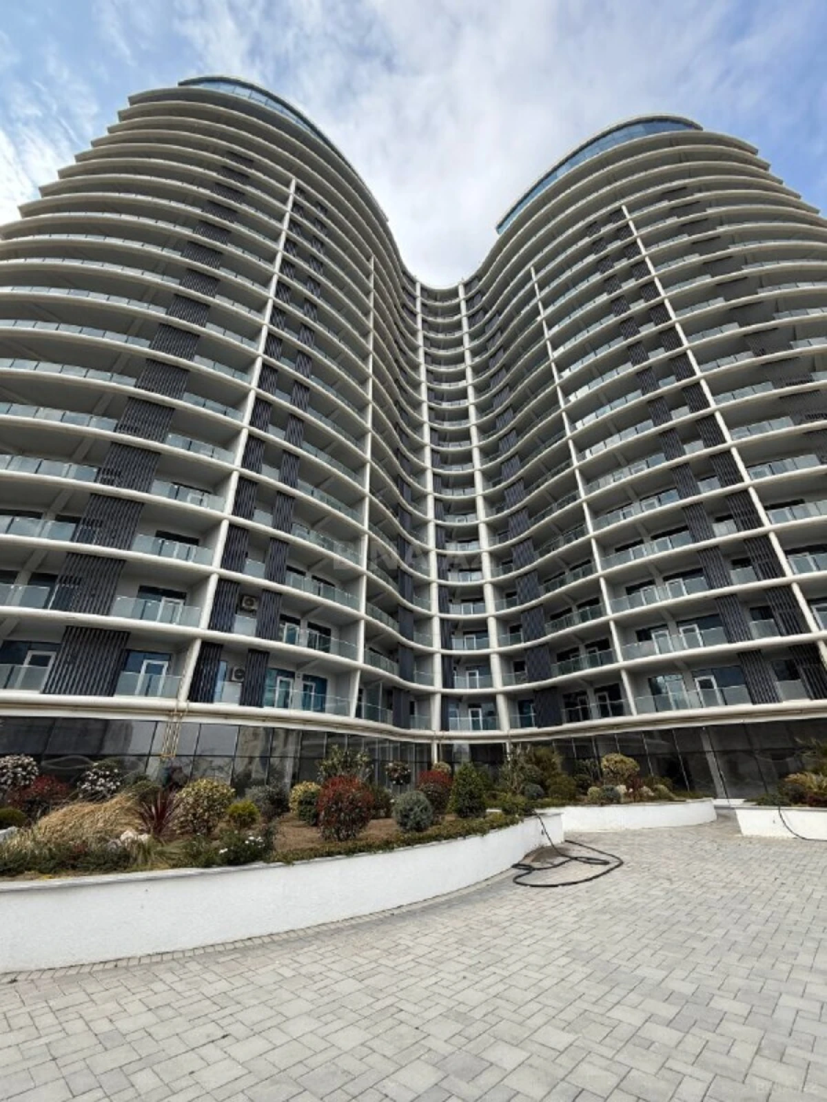 Satılır 3 otaqlı mənzil 106 m²