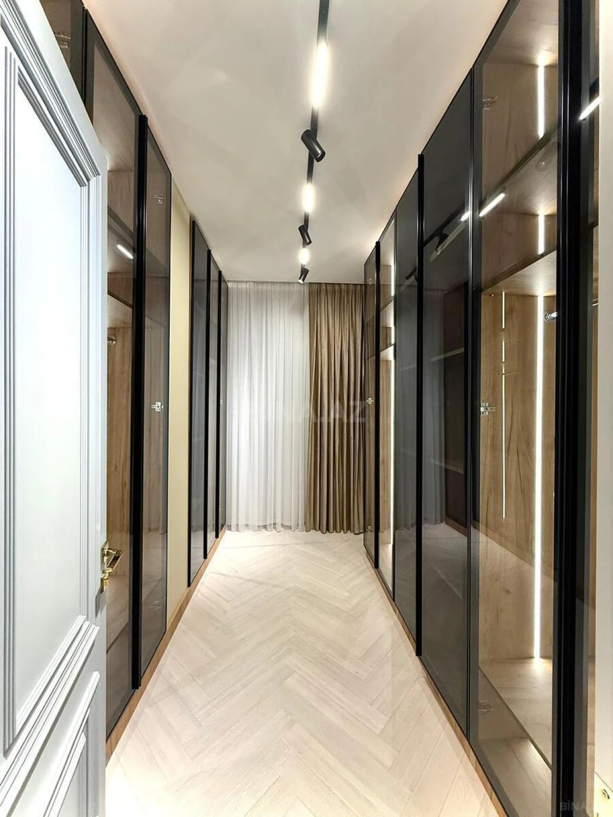 Satılır 4 otaqlı mənzil 185 m²