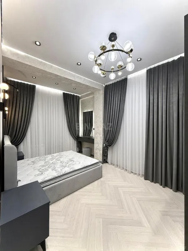 Satılır 4 otaqlı mənzil 185 m²