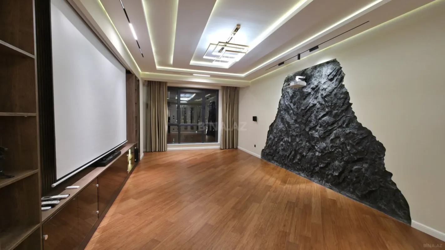 Satılır 4 otaqlı mənzil 190 m²
