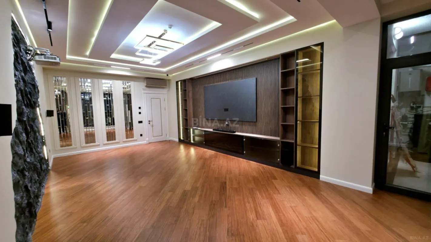 Satılır 4 otaqlı mənzil 190 m²