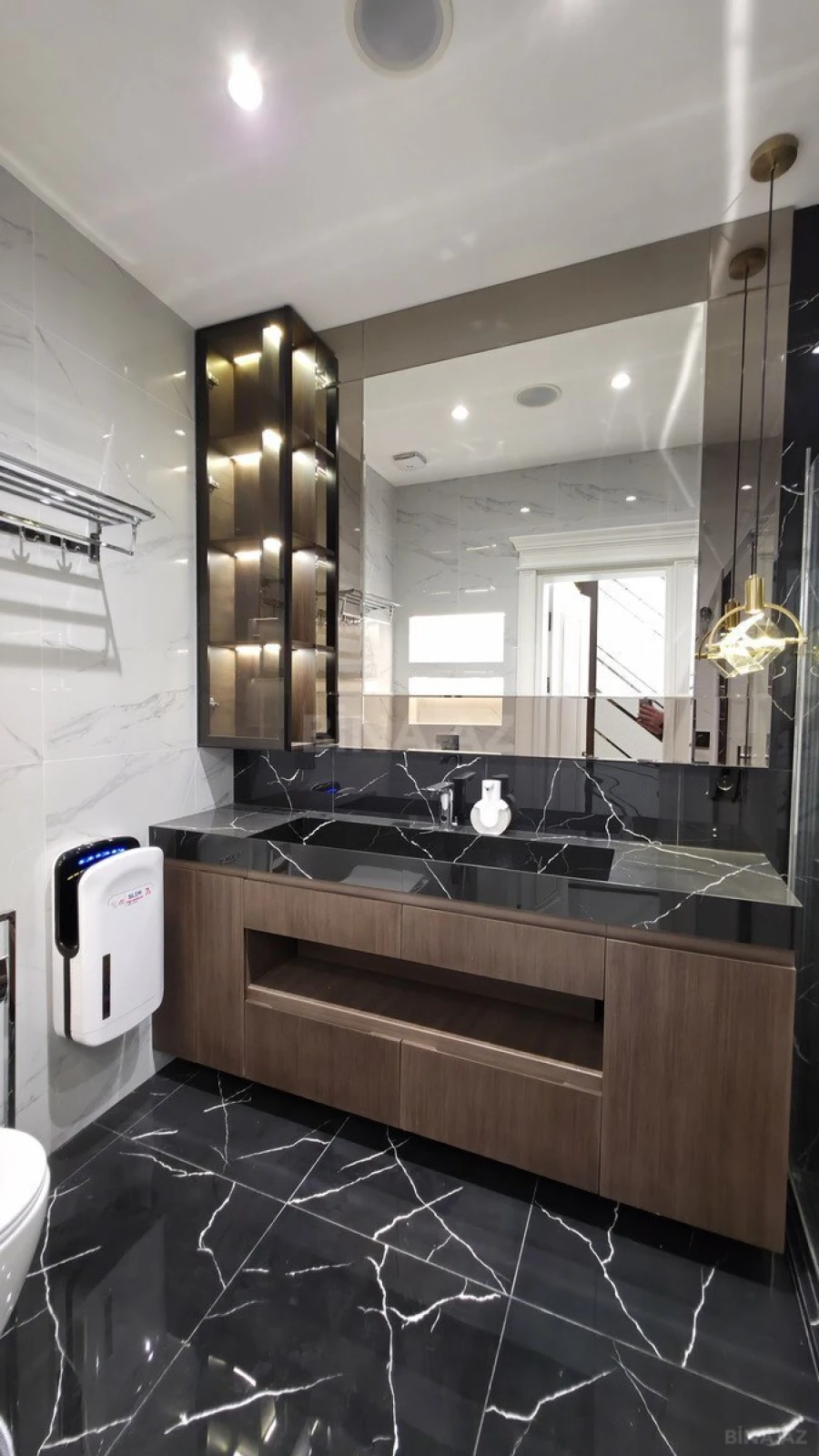Satılır 4 otaqlı mənzil 190 m²