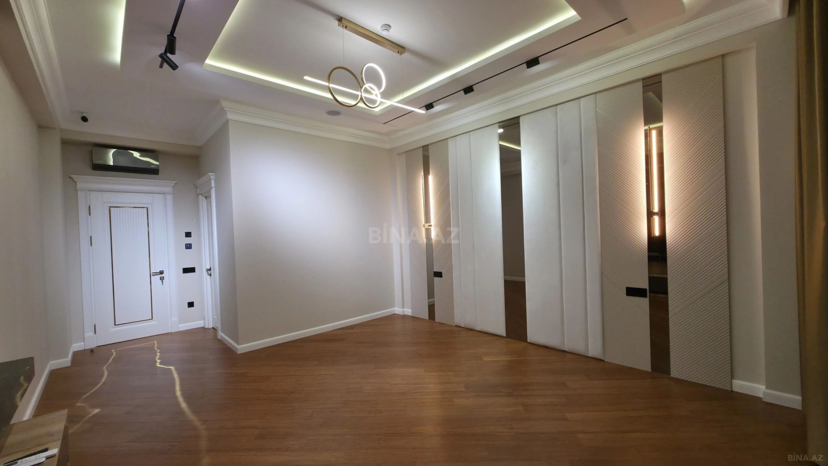 Satılır 4 otaqlı mənzil 190 m²