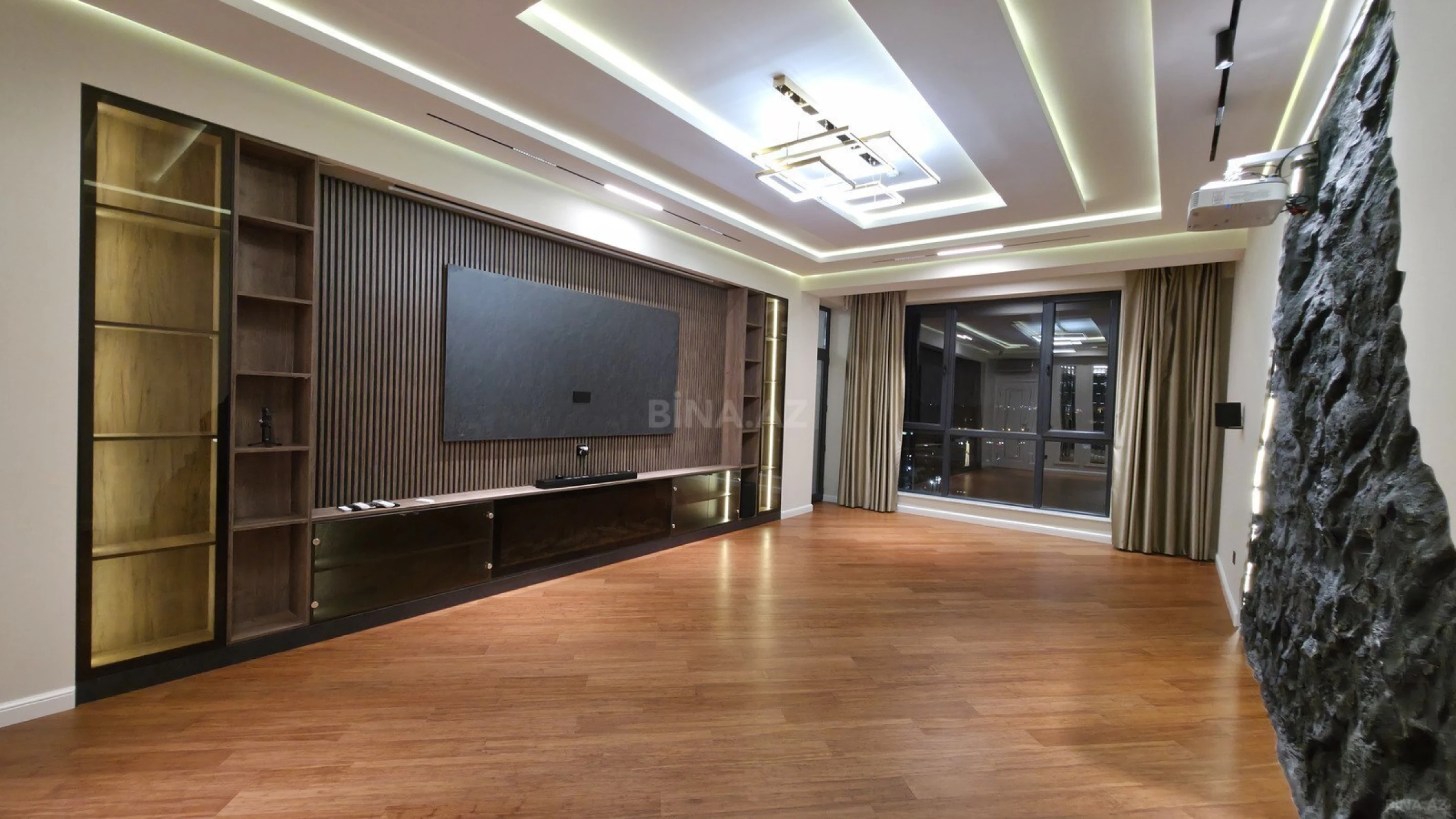 Satılır 4 otaqlı mənzil 190 m²