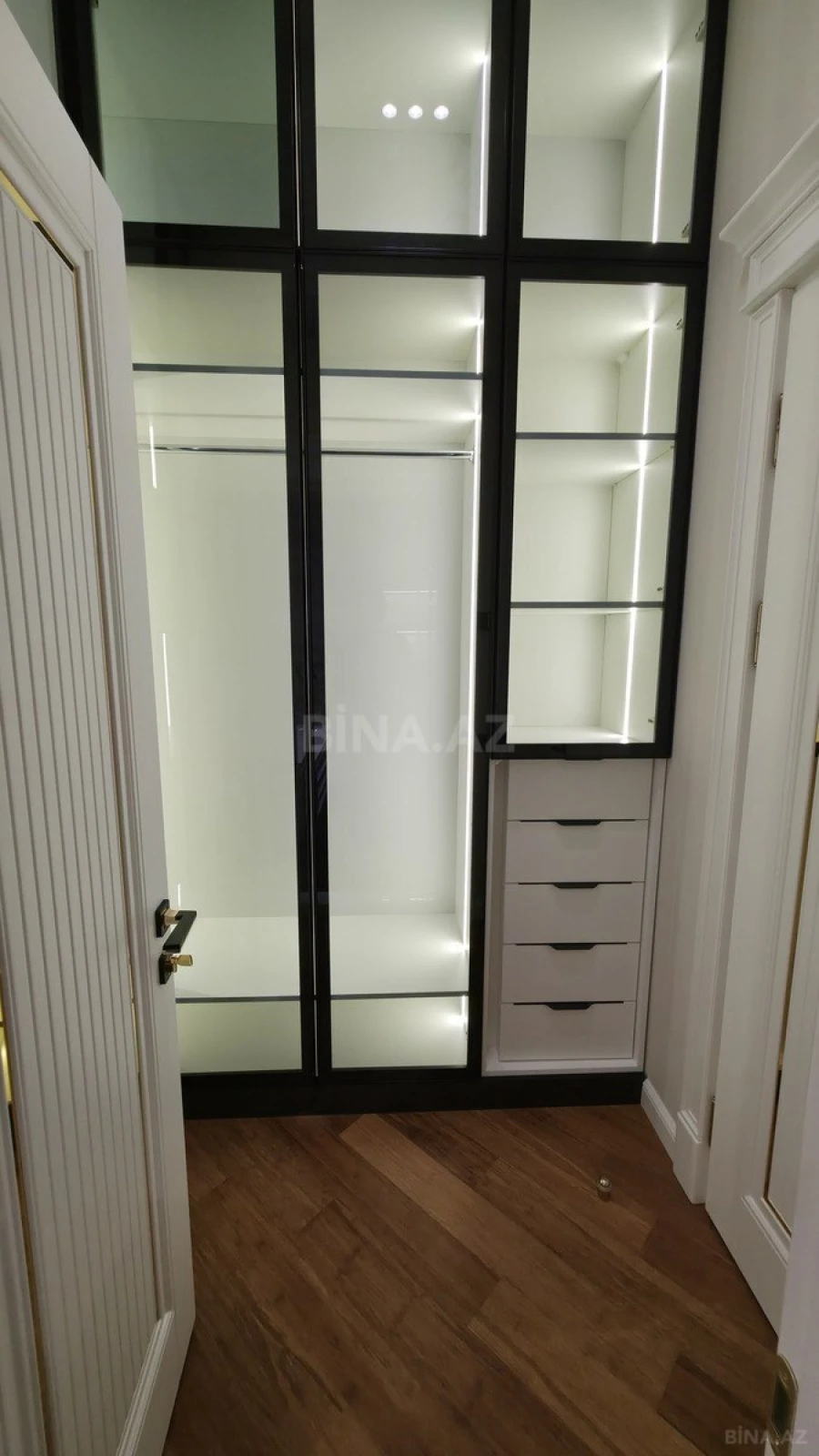 Satılır 4 otaqlı mənzil 190 m²
