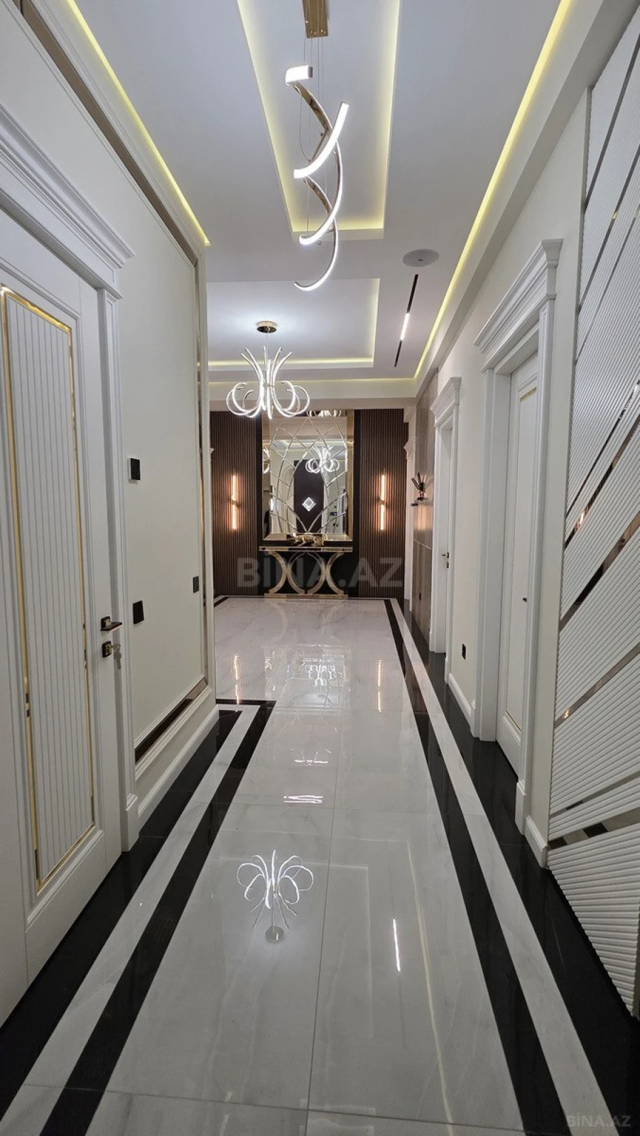 Satılır 4 otaqlı mənzil 190 m²