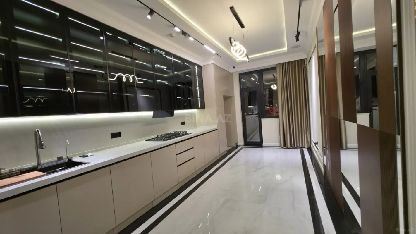 Satılır 4 otaqlı mənzil 190 m²