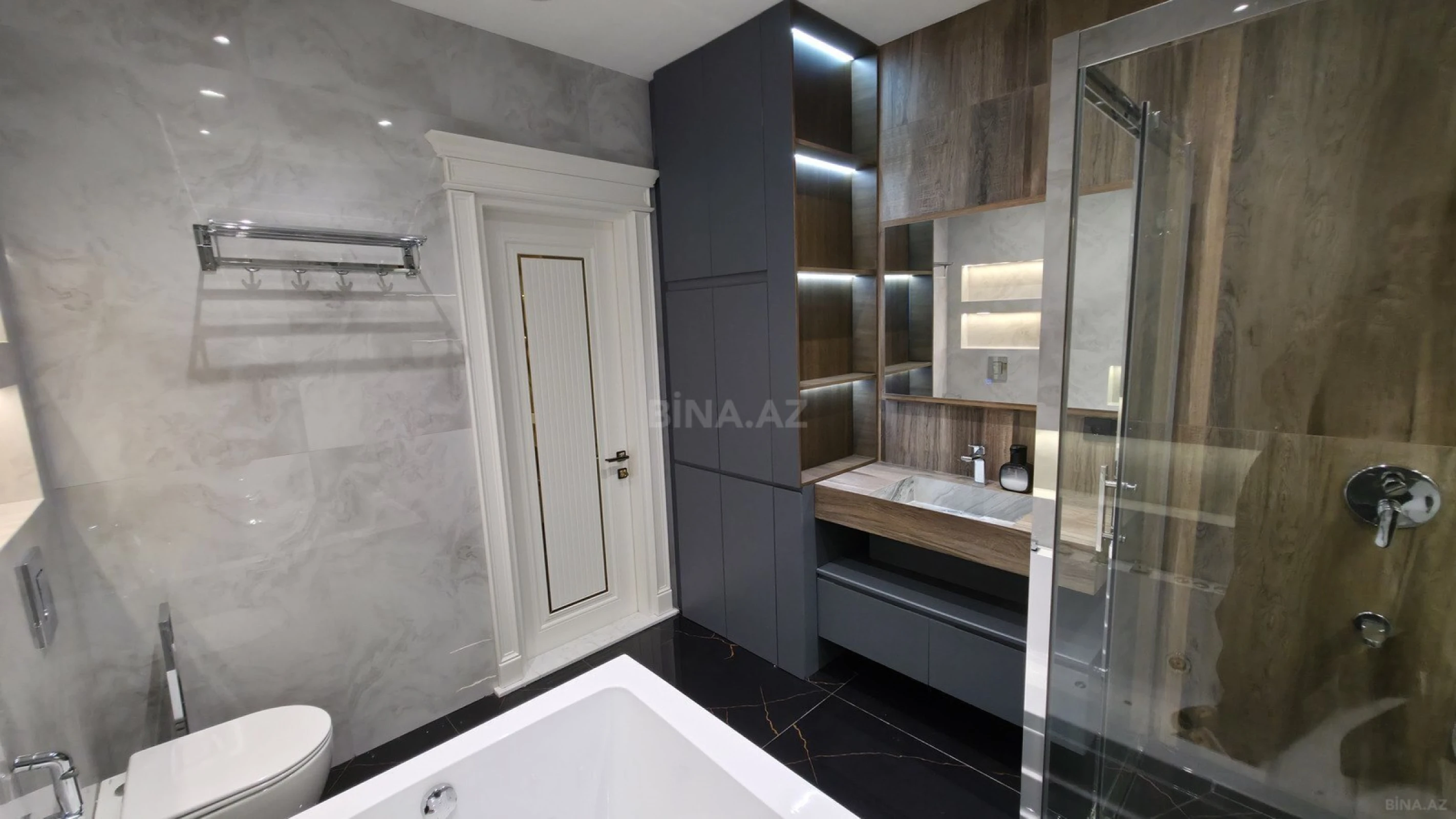 Satılır 4 otaqlı mənzil 190 m²