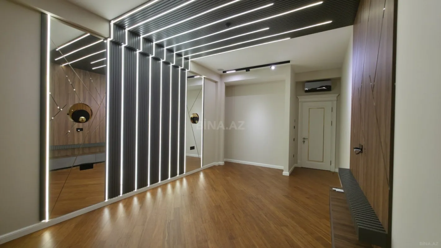 Satılır 4 otaqlı mənzil 190 m²