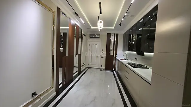 Satılır 4 otaqlı mənzil 190 m²