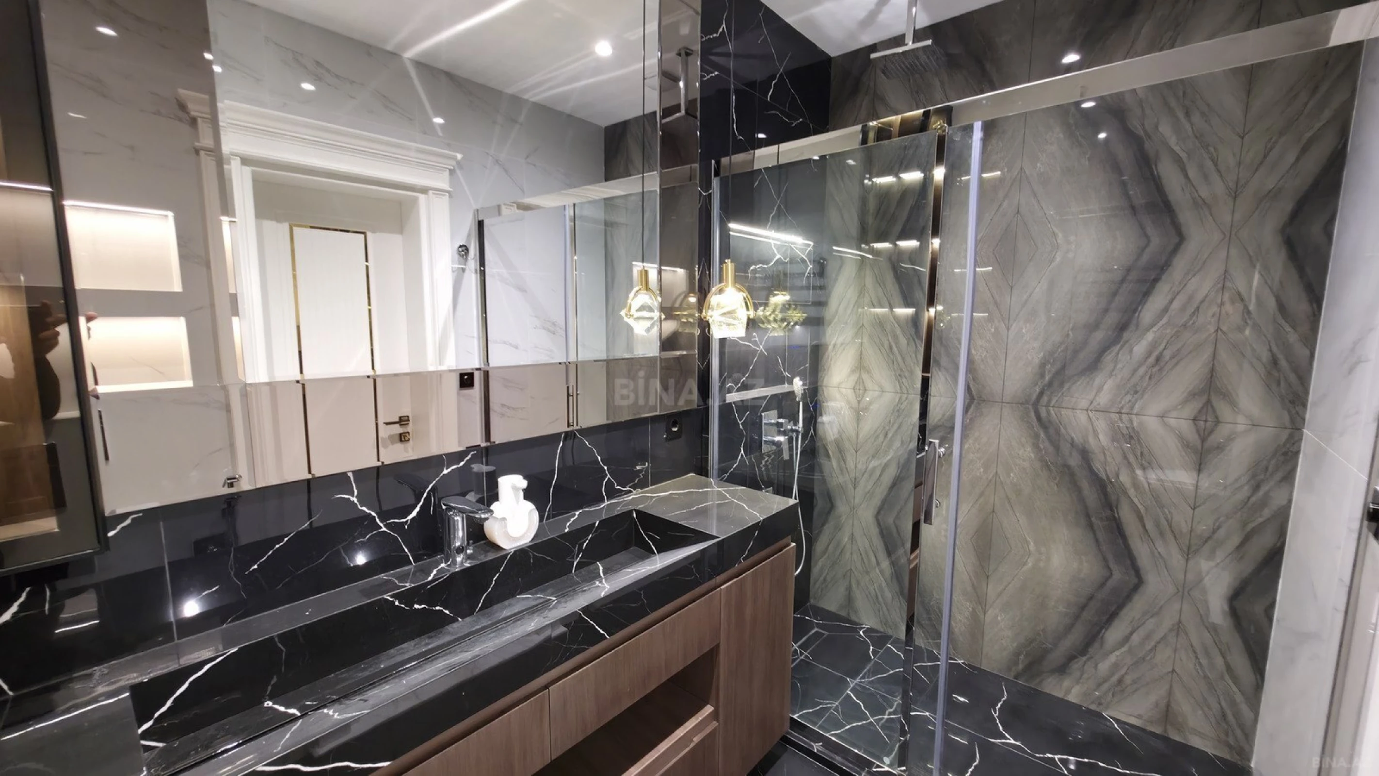 Satılır 4 otaqlı mənzil 190 m²