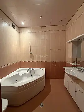 Satılır 3 otaqlı mənzil 136 m²