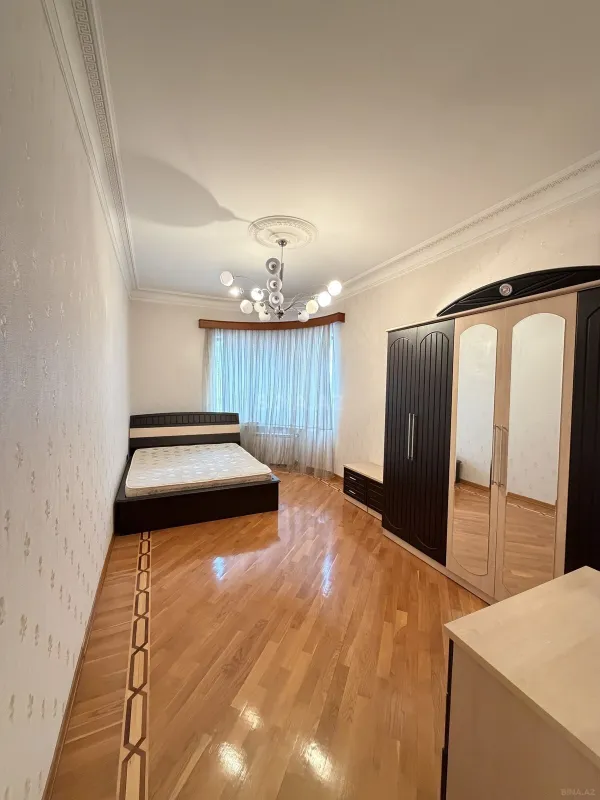 Satılır 3 otaqlı mənzil 136 m²