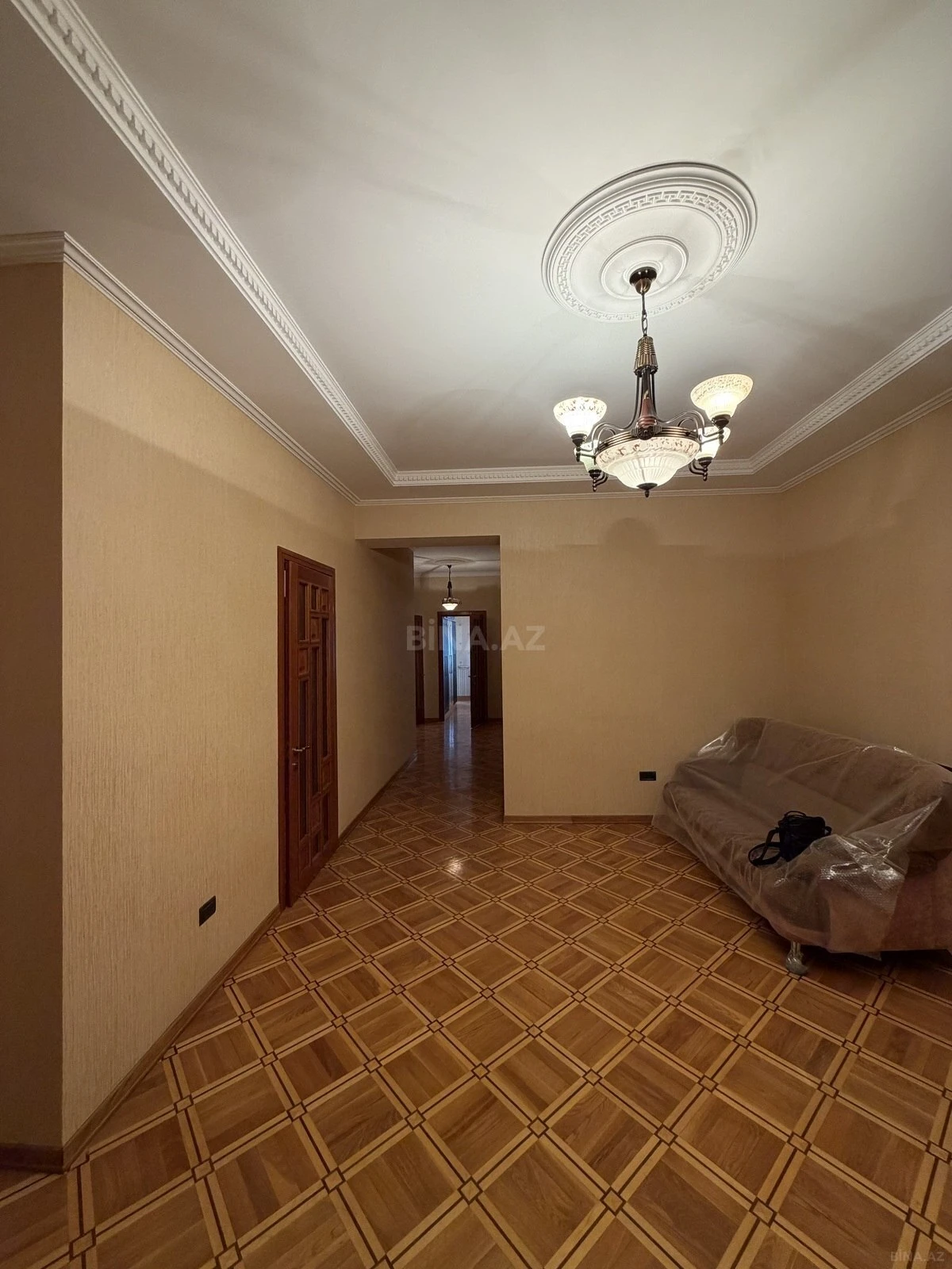 Satılır 3 otaqlı mənzil 136 m²