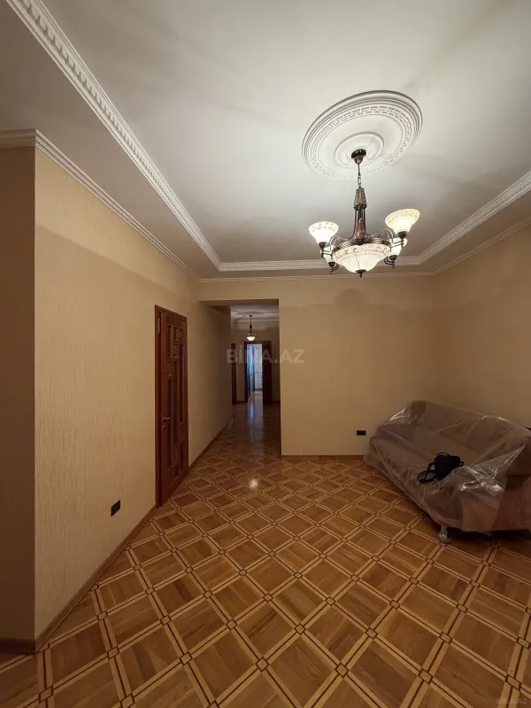 Satılır 3 otaqlı mənzil 136 m²