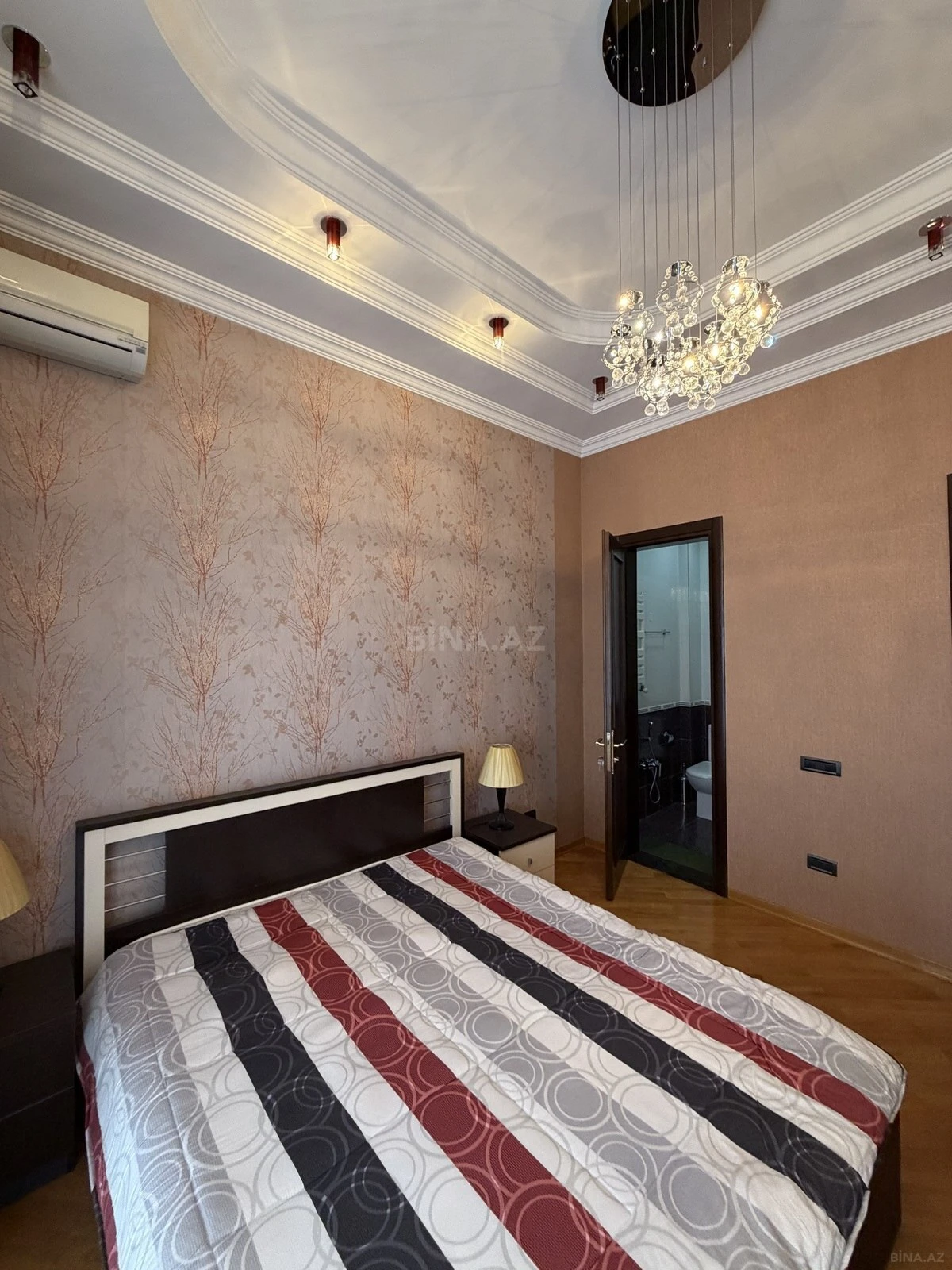 Satılır 3 otaqlı mənzil 136 m²