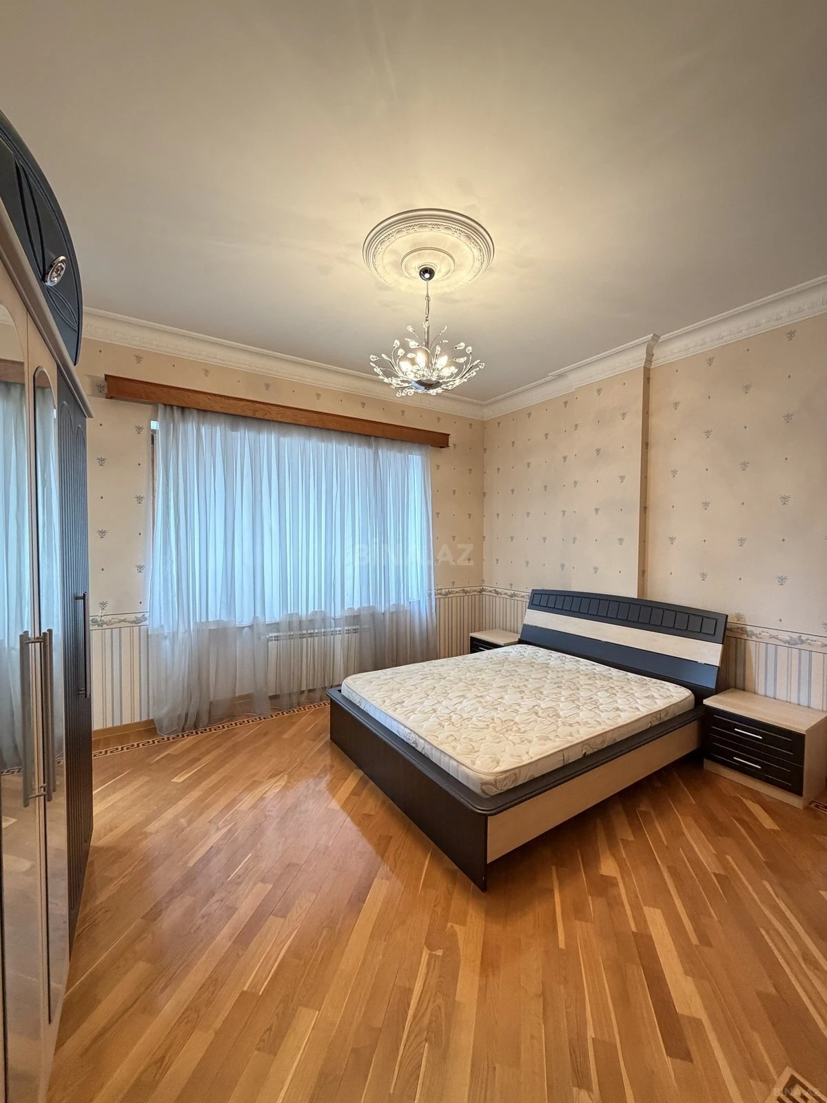 Satılır 3 otaqlı mənzil 136 m²