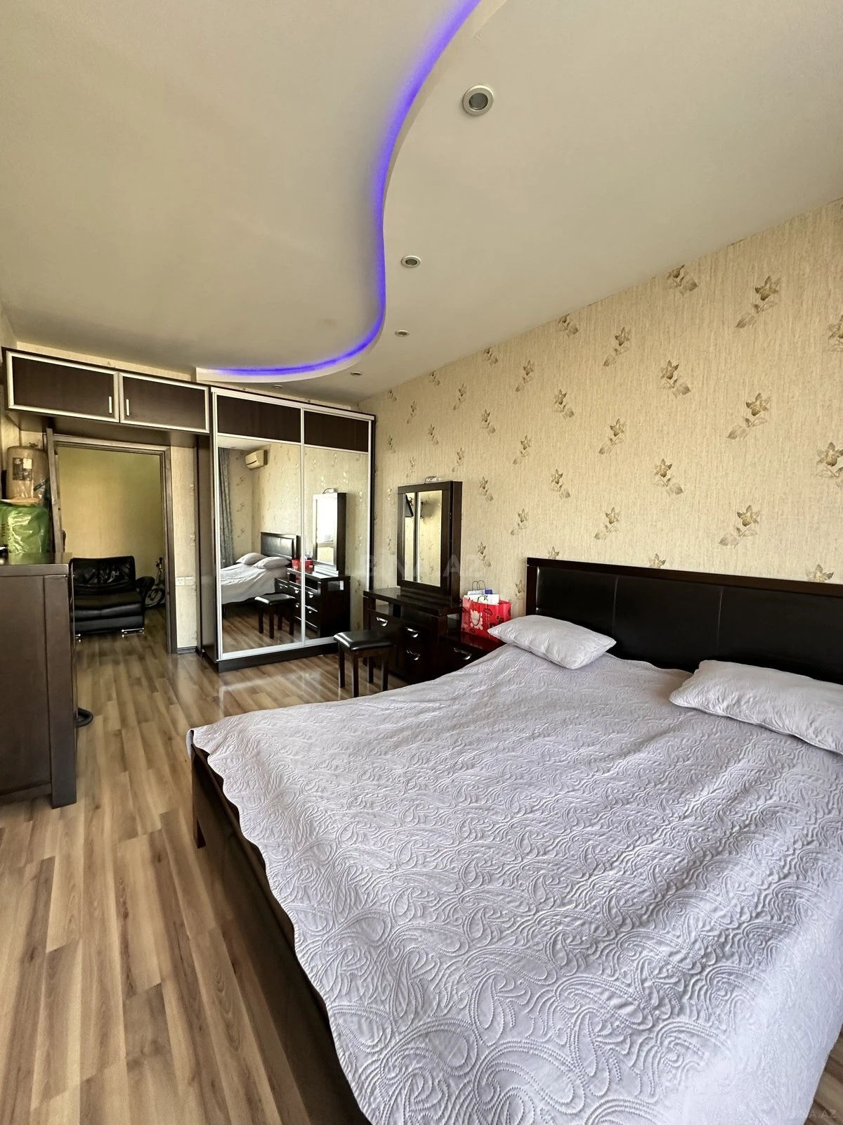 Satılır 3 otaqlı mənzil 120 m²