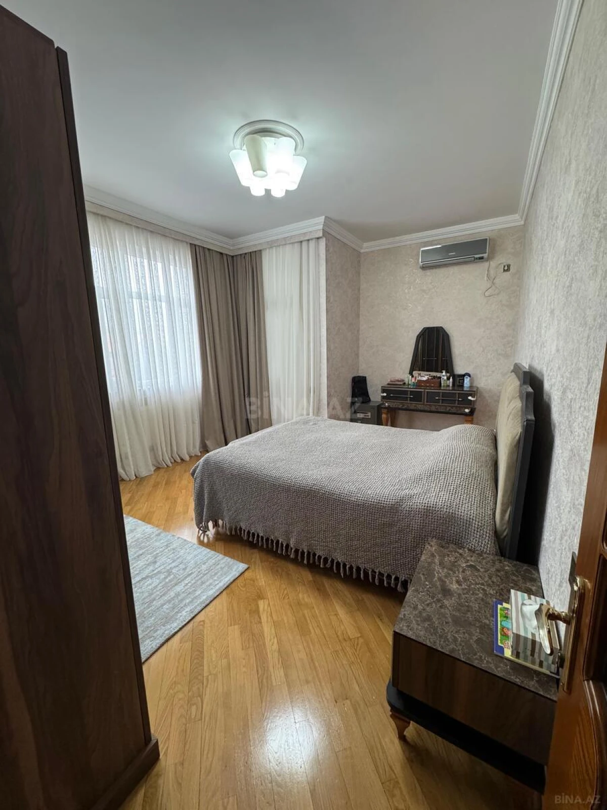 Satılır 3 otaqlı mənzil 132 m²