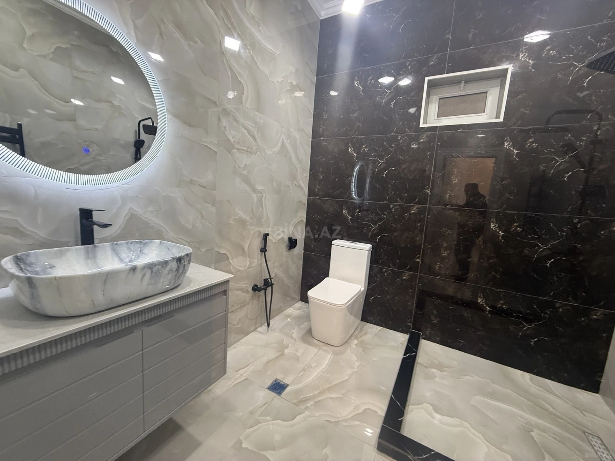 Satılır 6 otaqlı həyət evi 250 m²