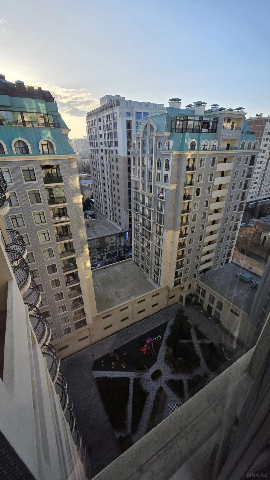 Satılır 3 otaqlı mənzil 142 m²